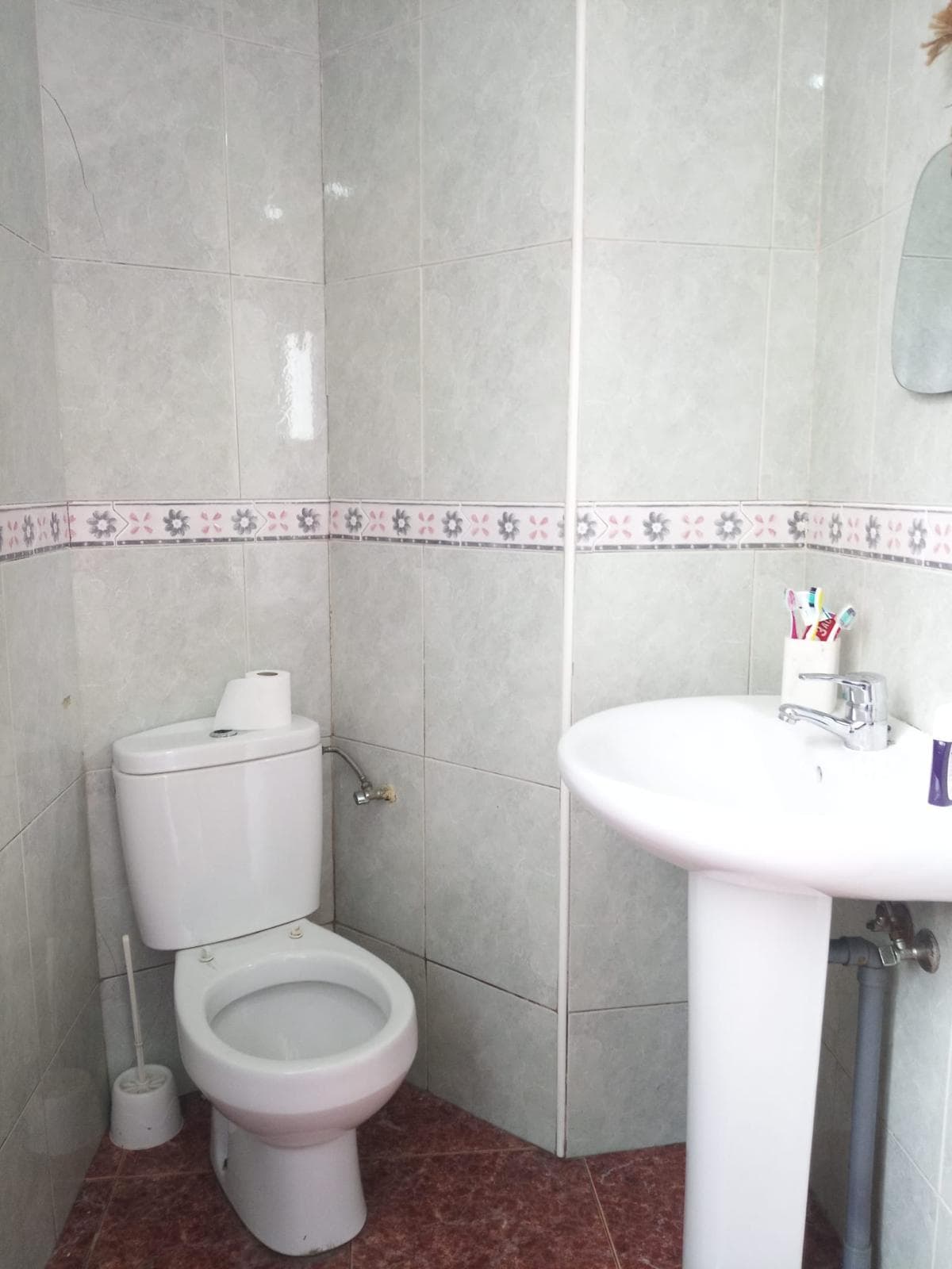 Baño antes de la reforma, con la distribución original del espacio