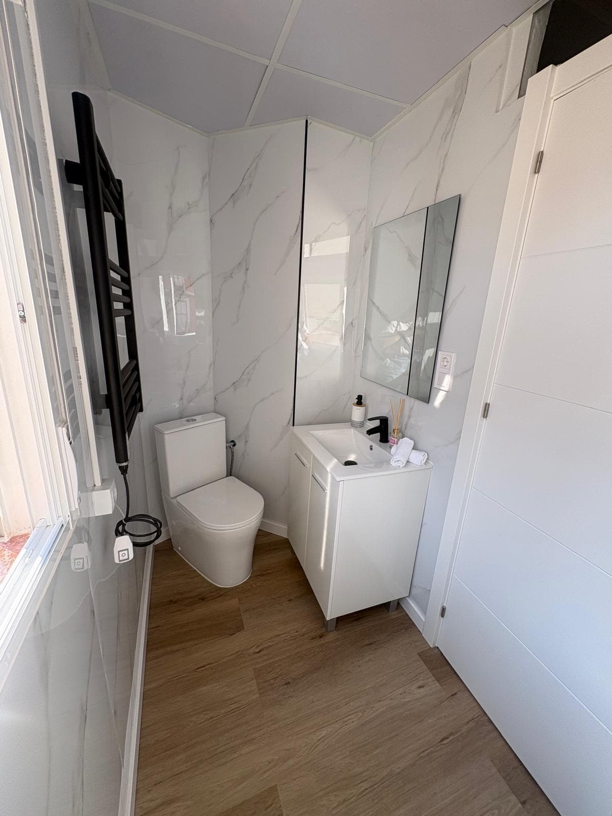 Detalle de un baño reformado con materiales de calidad