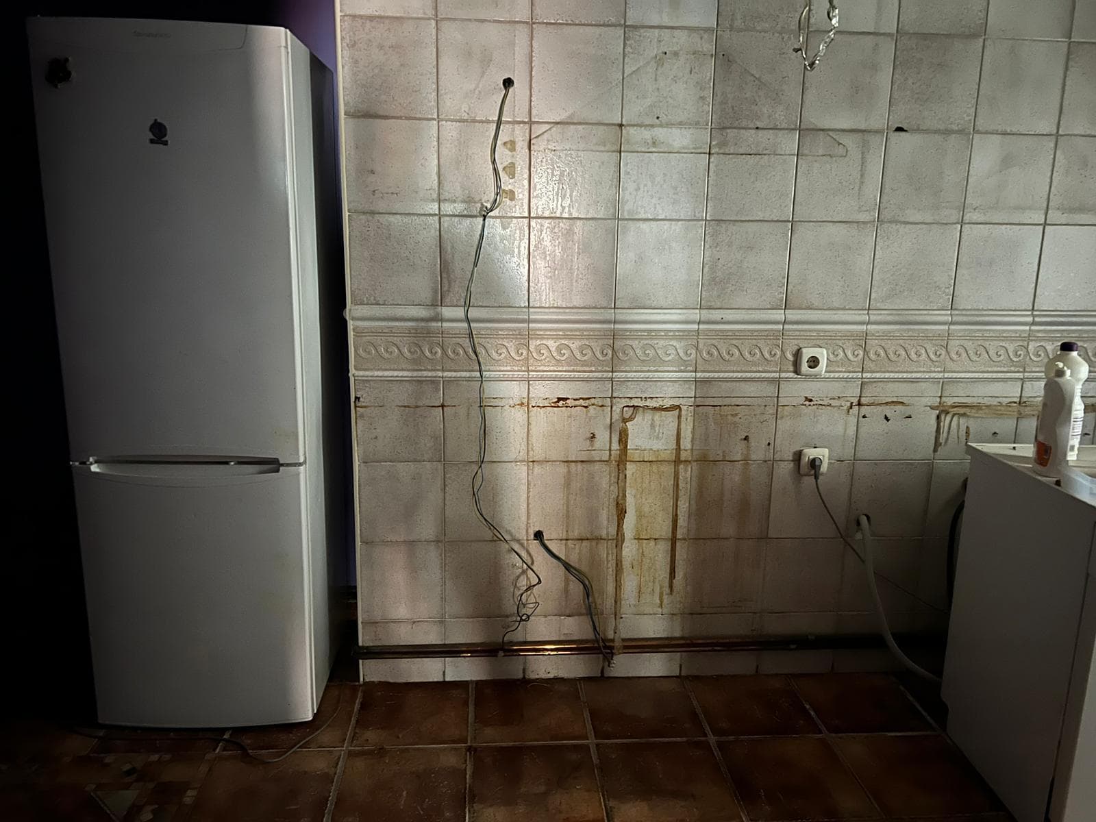 Cocina antes de la reforma, con mobiliario y revestimientos antiguos