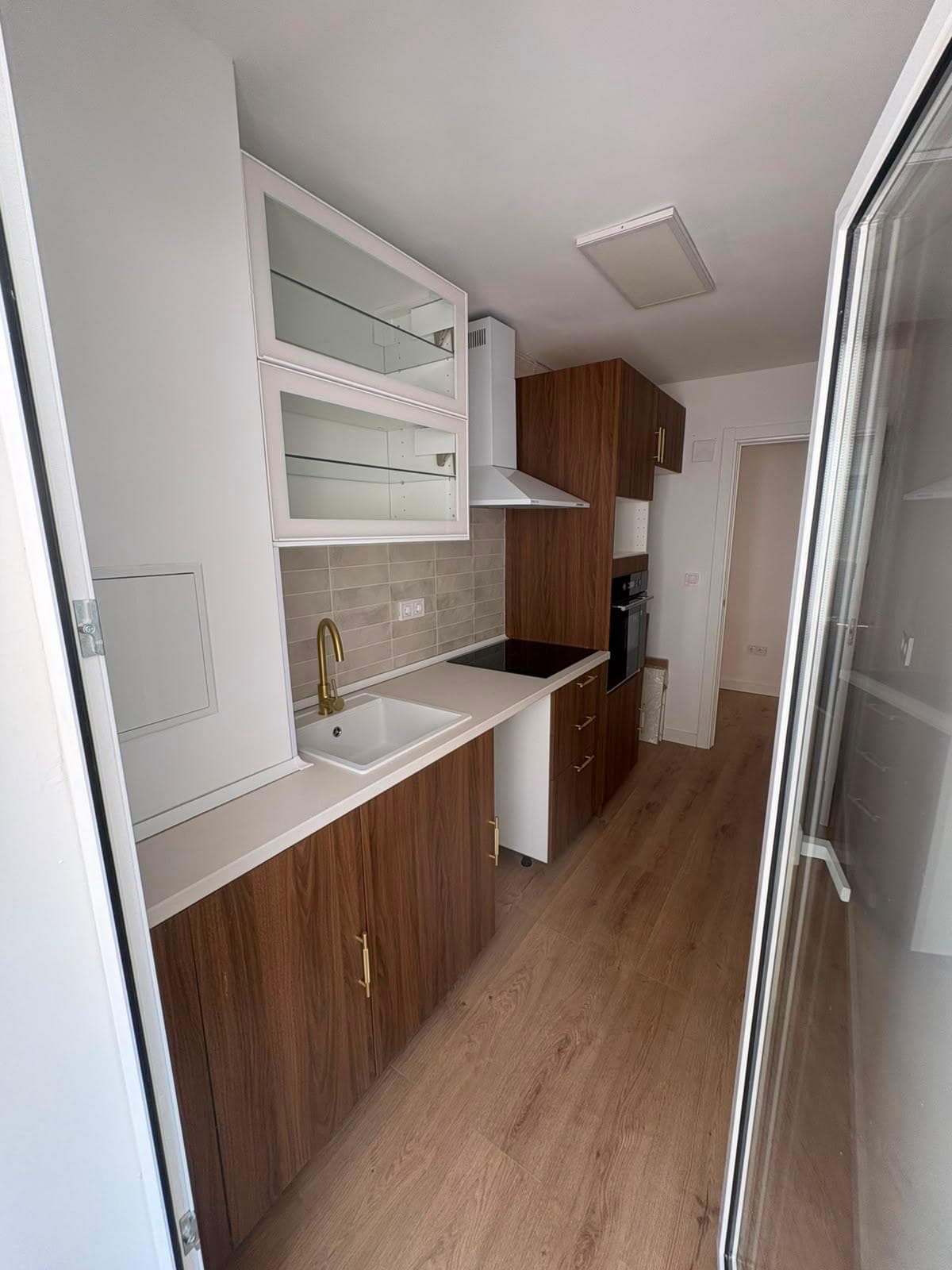Cocina reformada con mobiliario nuevo y encimera continua