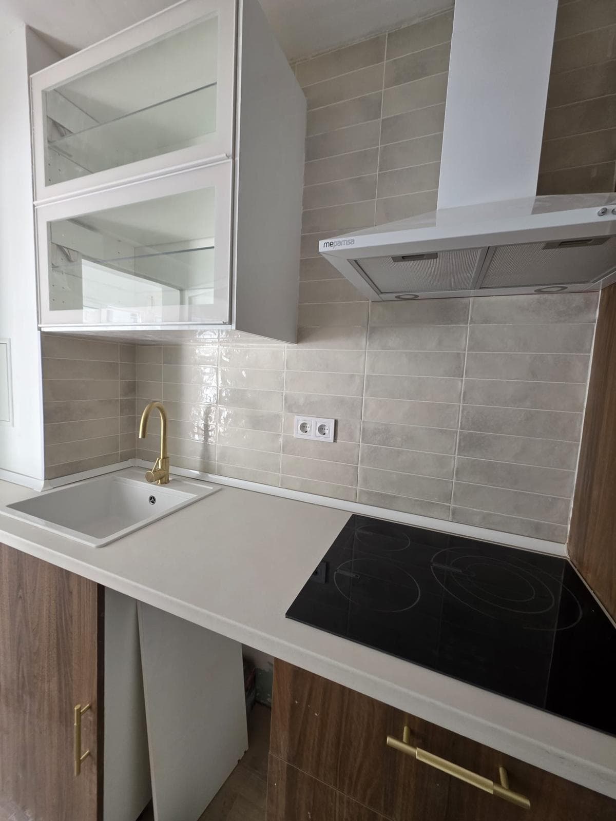 Cocina reformada con almacenaje integrado y buena luz