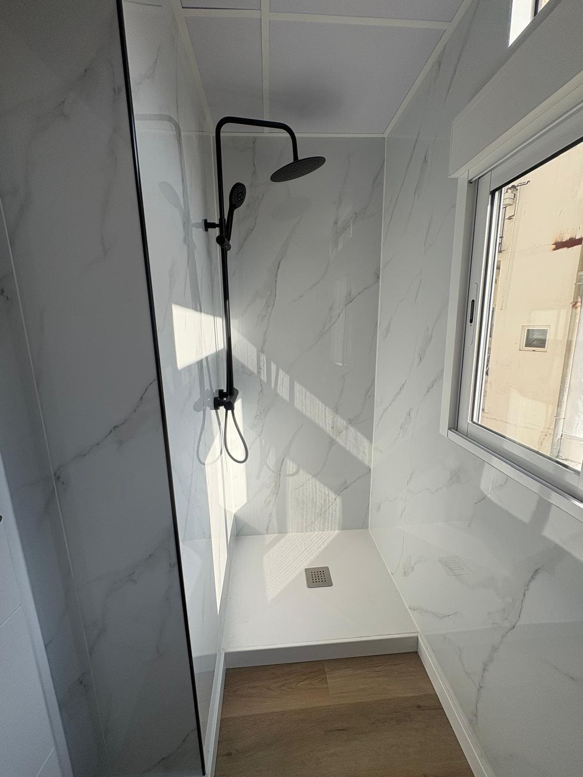 Ducha de obra terminada con revestimiento de mármol