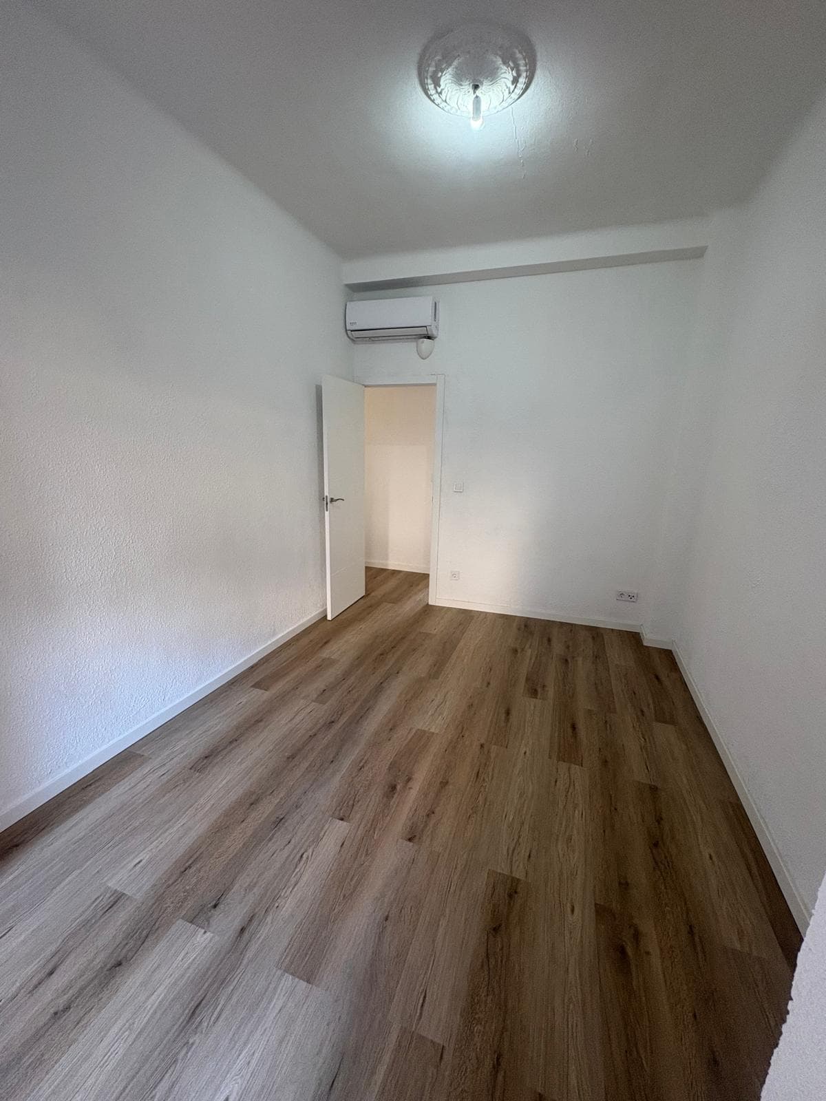 Habitación reformada con suelos y paramentos renovados