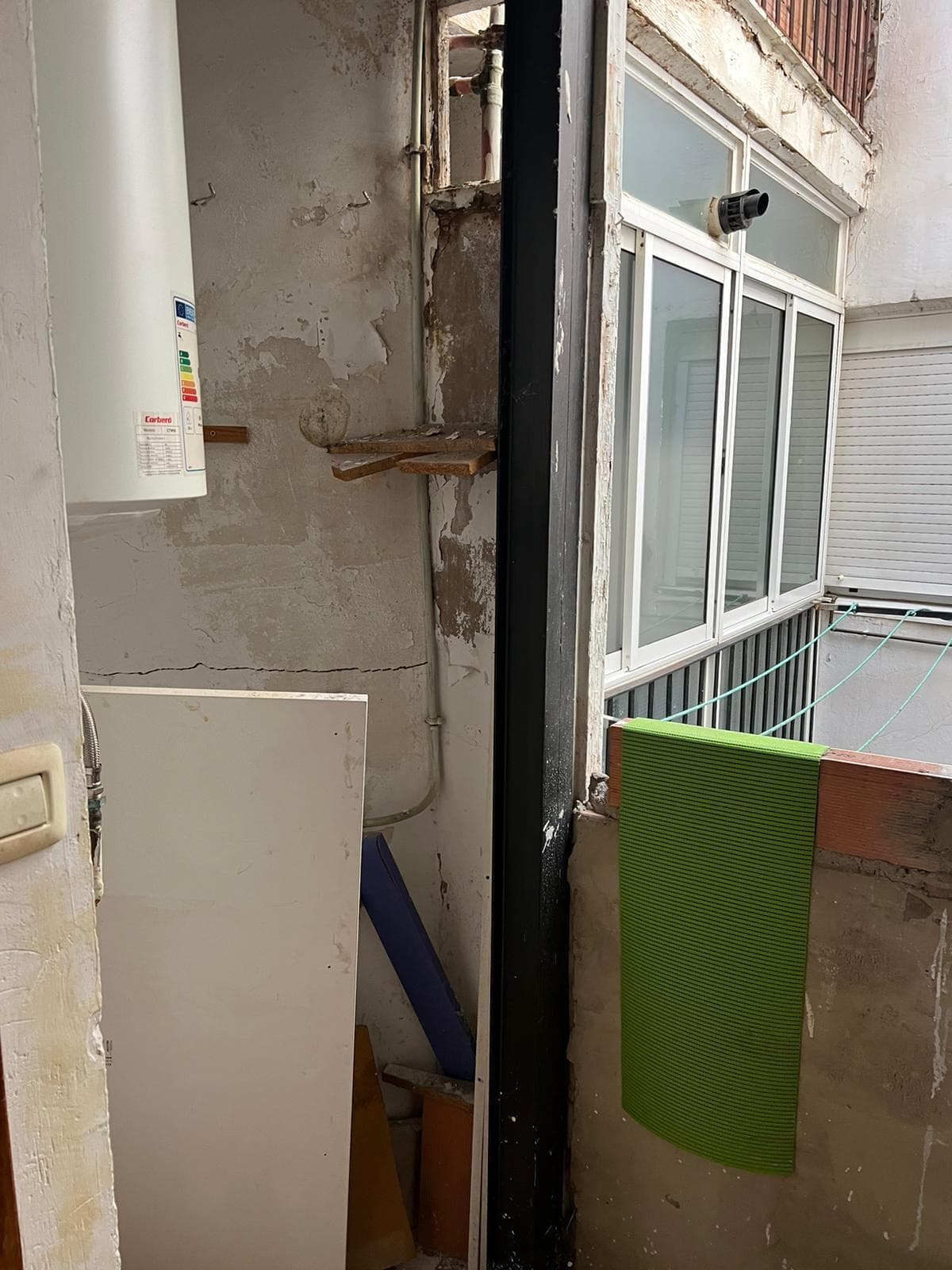 Fachada interior en obra durante los trabajos de rehabilitación